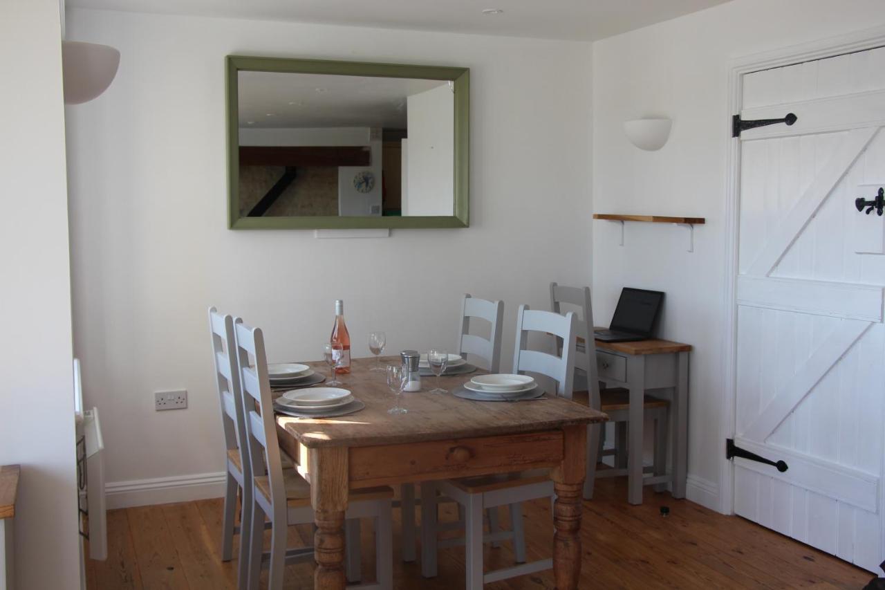 Coot Cottage - Holiday House With Fantastic Lake Views Somerford Keynes Zewnętrze zdjęcie