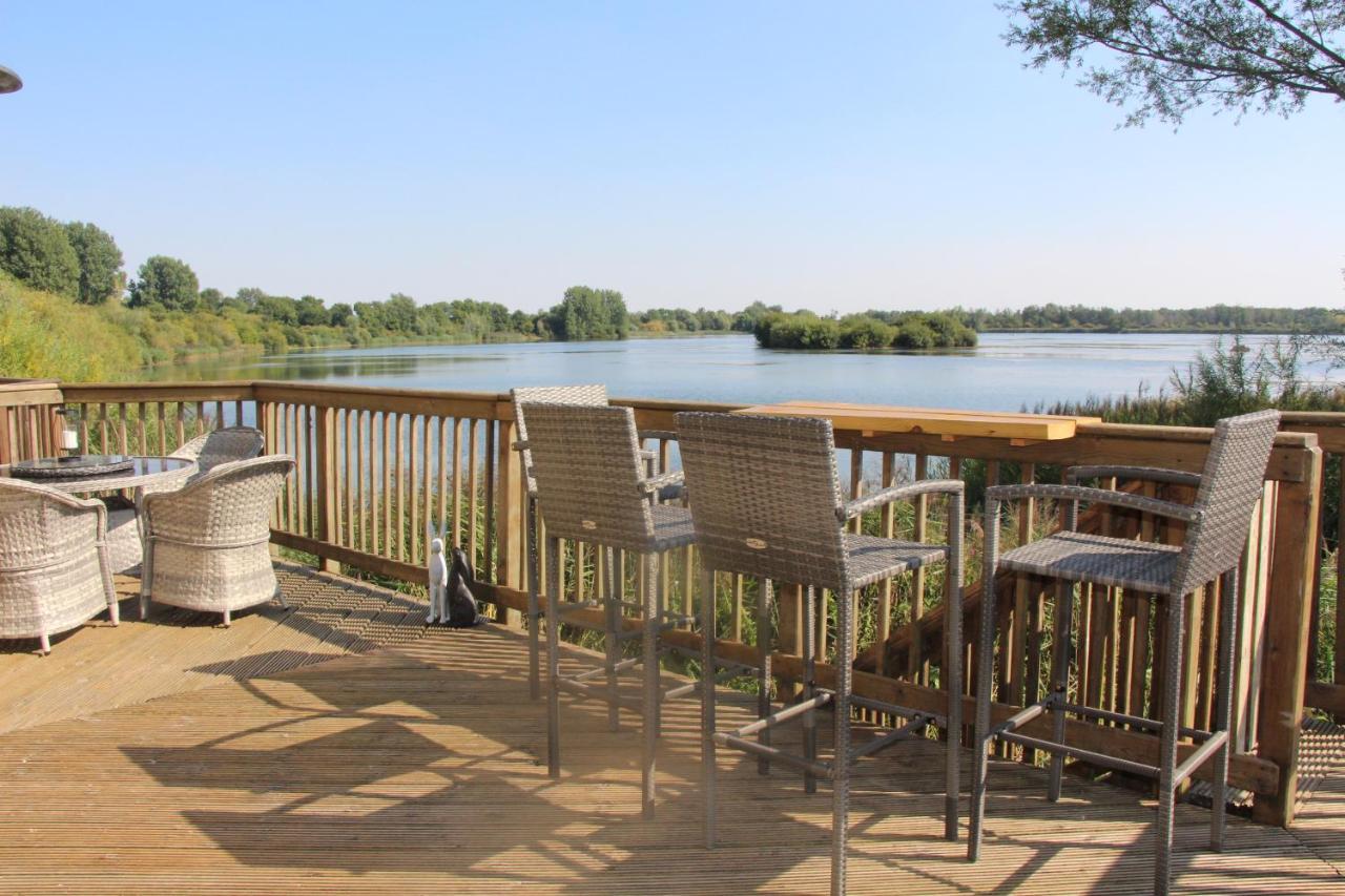 Coot Cottage - Holiday House With Fantastic Lake Views Somerford Keynes Zewnętrze zdjęcie
