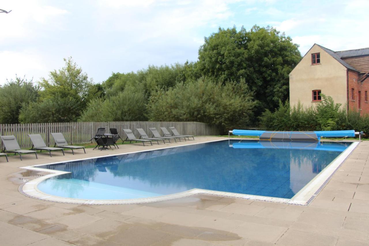 Coot Cottage - Holiday House With Fantastic Lake Views Somerford Keynes Zewnętrze zdjęcie
