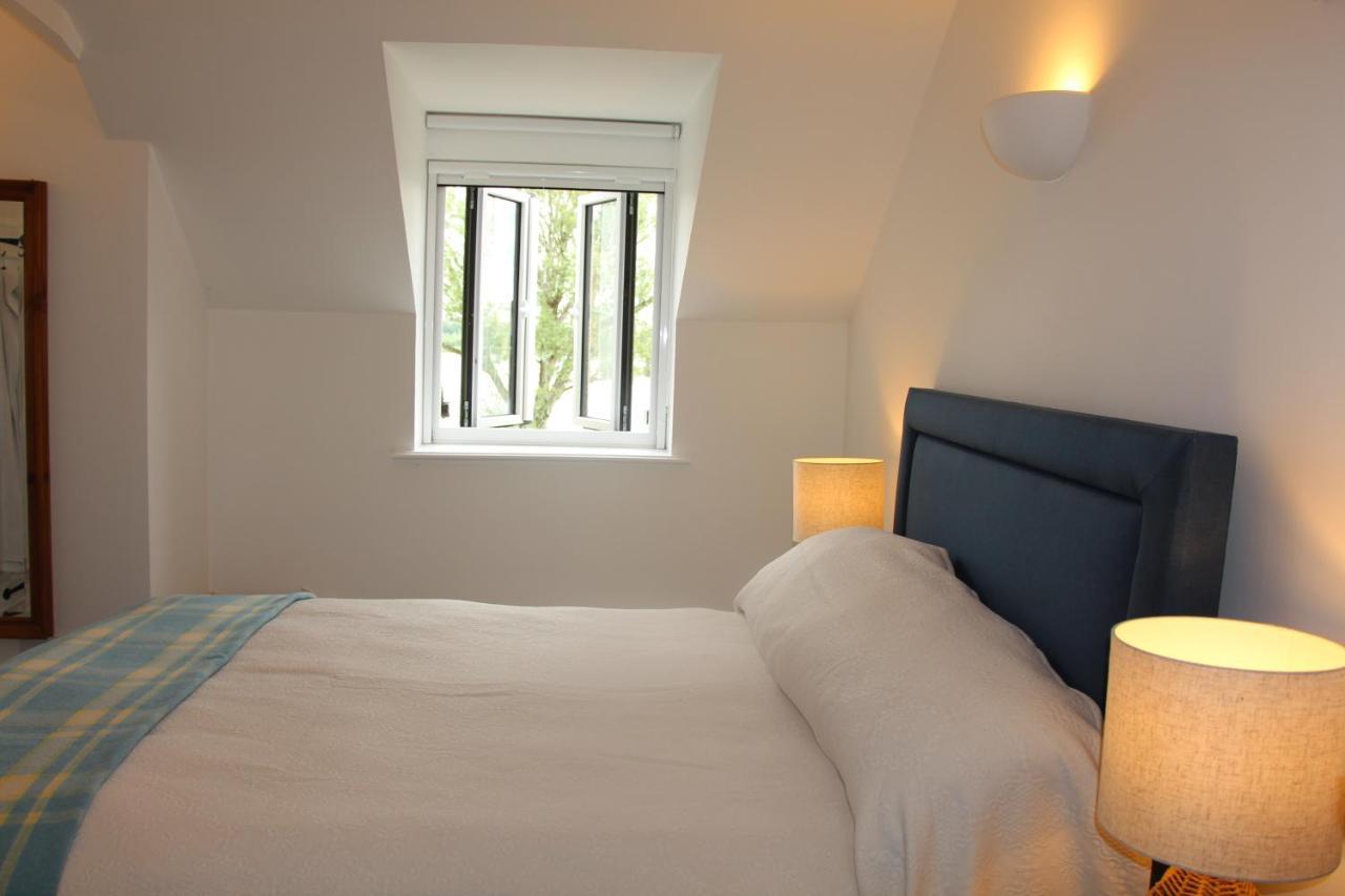 Coot Cottage - Holiday House With Fantastic Lake Views Somerford Keynes Zewnętrze zdjęcie