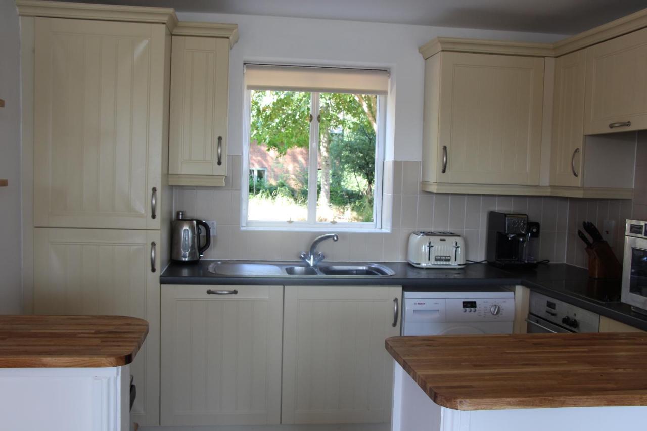 Coot Cottage - Holiday House With Fantastic Lake Views Somerford Keynes Zewnętrze zdjęcie