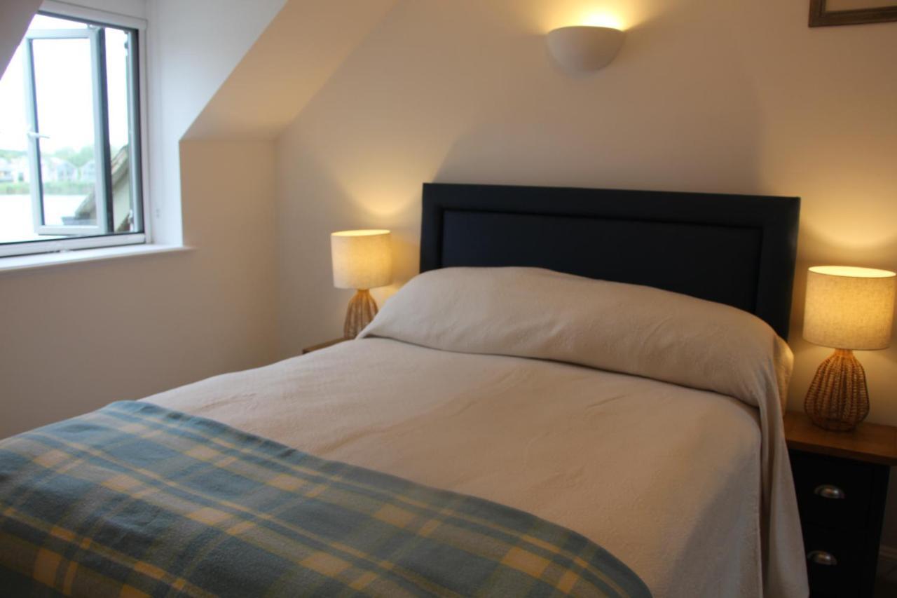 Coot Cottage - Holiday House With Fantastic Lake Views Somerford Keynes Zewnętrze zdjęcie