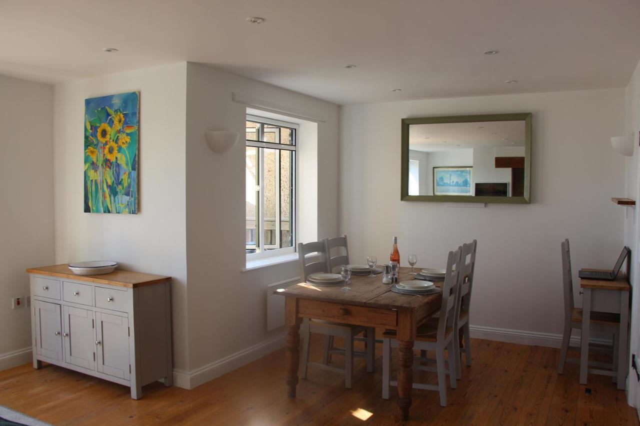 Coot Cottage - Holiday House With Fantastic Lake Views Somerford Keynes Zewnętrze zdjęcie