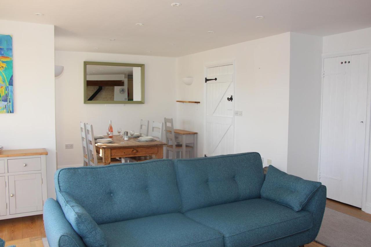 Coot Cottage - Holiday House With Fantastic Lake Views Somerford Keynes Zewnętrze zdjęcie