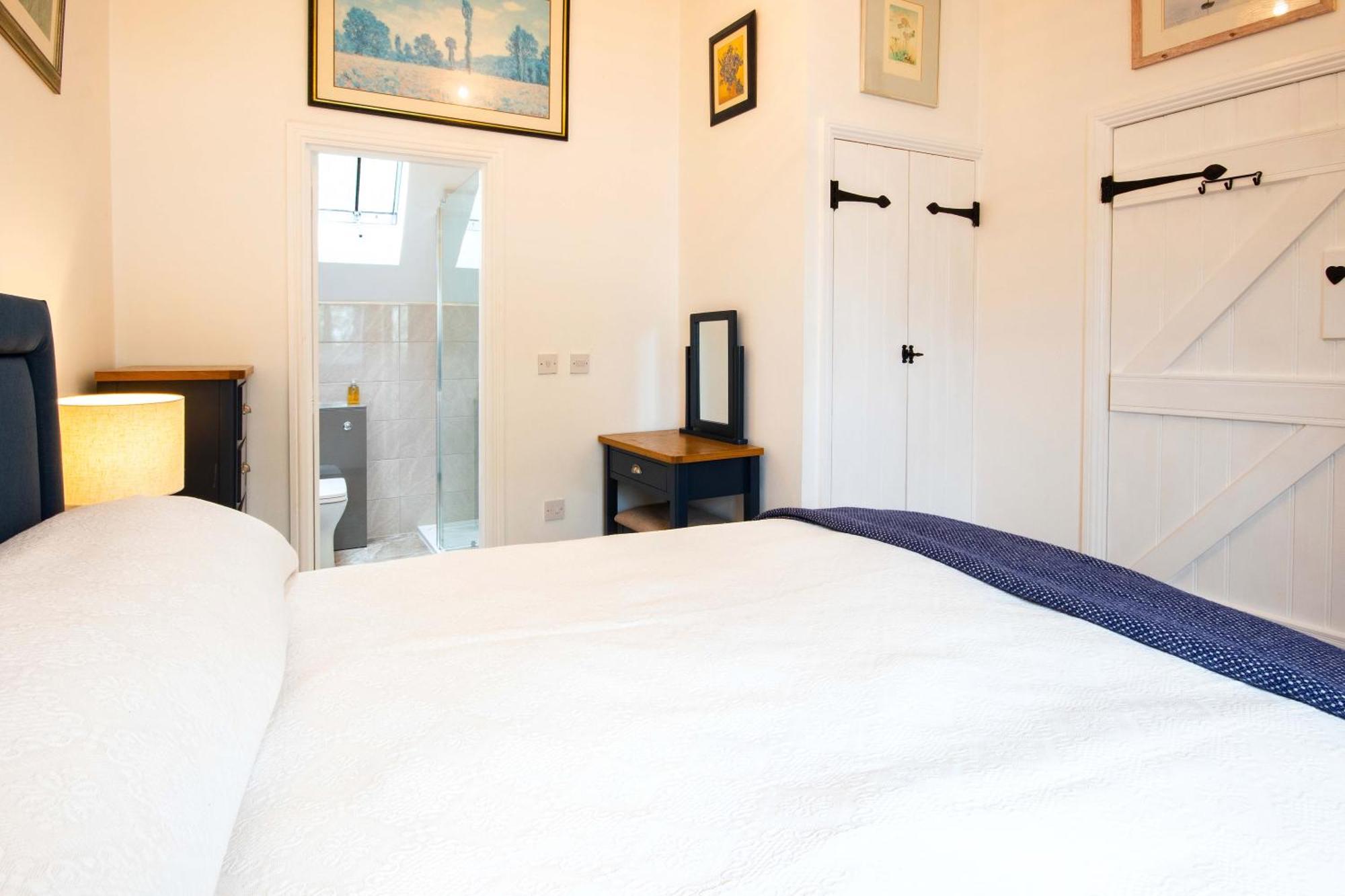 Coot Cottage - Holiday House With Fantastic Lake Views Somerford Keynes Zewnętrze zdjęcie