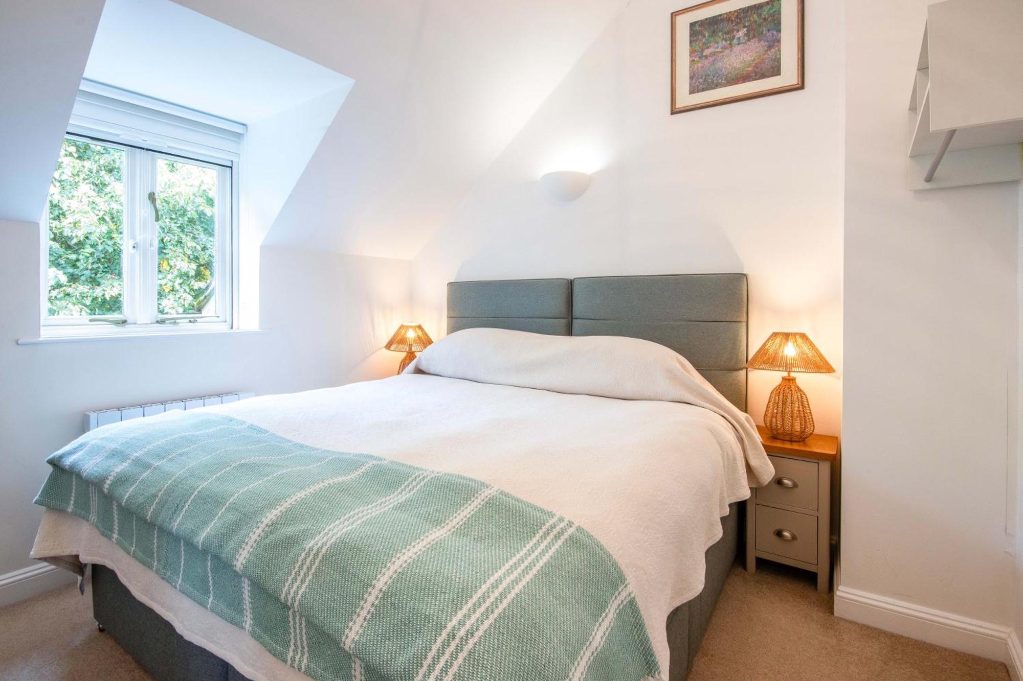 Coot Cottage - Holiday House With Fantastic Lake Views Somerford Keynes Zewnętrze zdjęcie